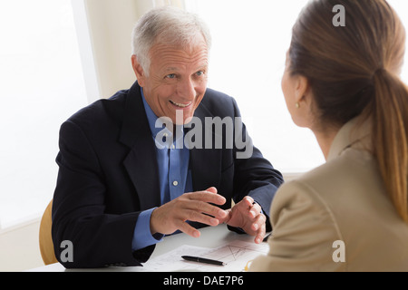 Man and Woman talking in meeting Banque D'Images