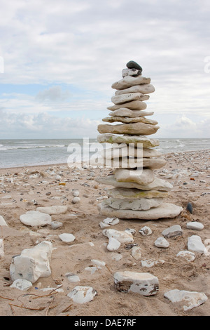 Tas de pierres sur la plage, l'art de la nature, Allemagne Banque D'Images