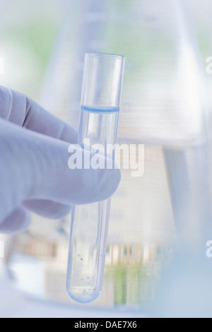 Scientist holding test tube Banque D'Images