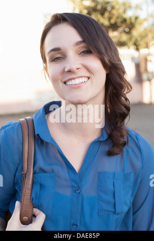 Portrait de jeune femme portant un chemisier bleu Banque D'Images