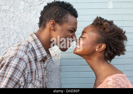 Jeune couple touching noses Banque D'Images