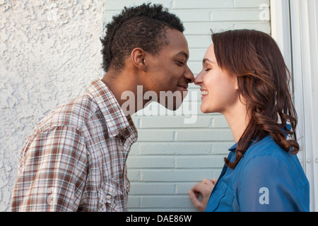 Jeune couple touching noses Banque D'Images