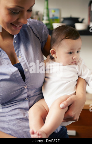 Mother holding baby girl Banque D'Images