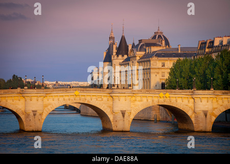 Définition du soleil sur la rivière Seine, Pont Neuf et la Conciergerie, Paris France Banque D'Images