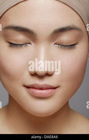 Jeune femme avec les yeux fermés Banque D'Images