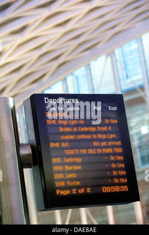 Close up of digital conseil départ dans l'ouest de la promenade de la gare de Kings Cross, Londres, Angleterre. Banque D'Images