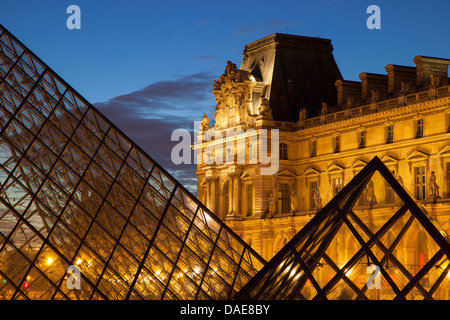 Cour du musée du Louvre, au crépuscule, Paris France Banque D'Images