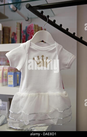 Hayes, R.-U., 11 juillet 2013, un magasin vend des babygrows blanc avec une couronne royale Crédit logo : Keith larby/Alamy Live News Banque D'Images