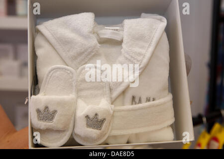 Hayes, R.-U., 11 juillet 2013, un magasin vend des chaussons blanc et une robe de chambre complète avec une couronne royale Crédit logo : Keith larby/Alamy Live News Banque D'Images