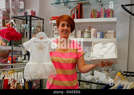 Hayes, R.-U., 11 juillet 2013, un magasin vend des chaussons blanc et une robe de chambre complète avec une couronne royale également un babygrow logo Crédit : Keith larby/Alamy Live News Banque D'Images