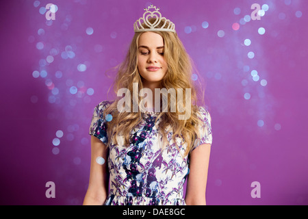 Young woman wearing tiara avec des paillettes Banque D'Images