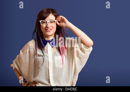 Portrait de jeune femme avec les cheveux teints portant des lunettes Banque D'Images