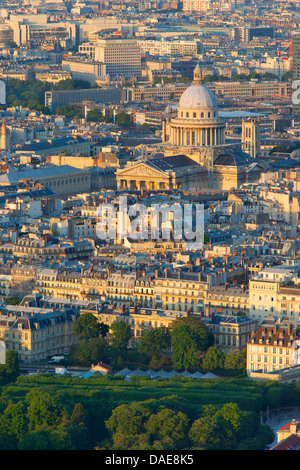 Au cours de la lumière du soleil paramètre panthéon et les bâtiments de Paris France Banque D'Images