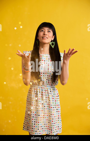 Portrait of young woman wearing spotted dress attraper glitter Banque D'Images