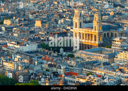 Définition du soleil sur Eglise Saint Sulpice et les bâtiments de Paris France Banque D'Images