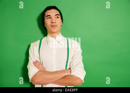 Portrait of young man wearing green accolades Banque D'Images