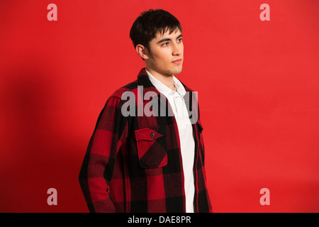 Portrait de jeune homme portant chemise à carreaux Banque D'Images