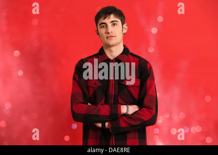 Portrait de jeune homme portant chemise à carreaux Banque D'Images