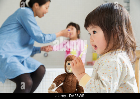 Female toddler avec brosse à dents et adorable en peluche Banque D'Images