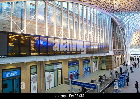 Tableaux des départs dans l'ouest de la promenade de la gare de Kings Cross, Londres, Angleterre. Banque D'Images