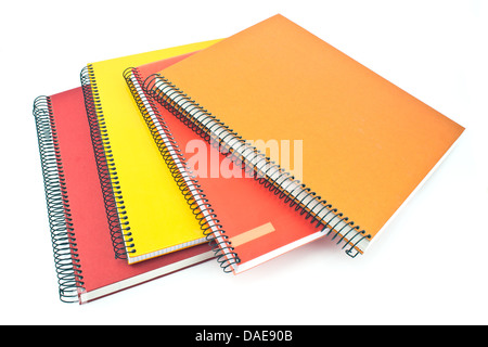 Pile de carnets à spirale colorée isolated on white Banque D'Images