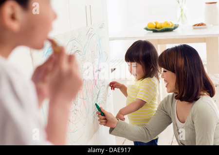 Mère et fille s'amusant dessin Banque D'Images