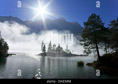 Brouillard sur la montagne Zugspitze, Eibsee group en arrière-plan, l'Allemagne, Bavière, Oberbayern, Haute-Bavière Banque D'Images