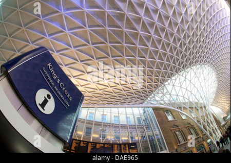 Point d'information sur les passagers et de départ à la gare de Kings Cross, Londres, Angleterre. Banque D'Images