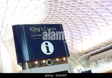 Point d'information des passagers à la gare de Kings Cross, Londres, Angleterre. Banque D'Images