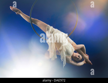Studio shot of aerialist performing on hoop Banque D'Images