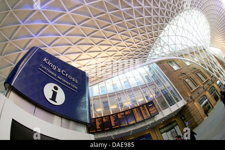 Point d'information sur les passagers et de départ à la gare de Kings Cross, Londres, Angleterre. Banque D'Images