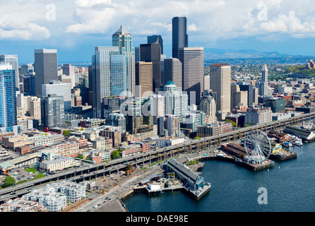 Vue aérienne de Seattle Waterfront et grande roue, Washington State, USA Banque D'Images