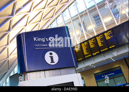 Point d'information sur les passagers et de départ à la gare de Kings Cross, Londres, Angleterre. Banque D'Images