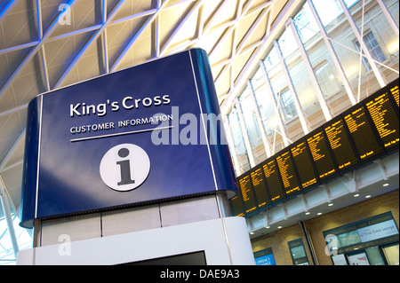 Point d'information sur les passagers et de départ à la gare de Kings Cross, Londres, Angleterre. Banque D'Images