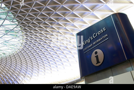 Point d'information des passagers à la gare de Kings Cross, Londres, Angleterre. Banque D'Images