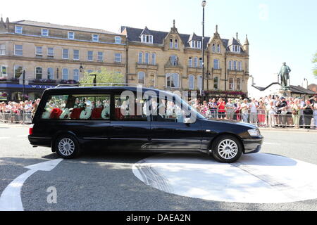 Bury, Manchester, Royaume-Uni. 11 juillet, 2013. Les rues bordées de centaines de Bury Greater Manchester comme un défilé de batteurs escorté d'un cortège au St Mary's Parish Church le Jeudi, Juillet 11, 2013, de l'avant d'une funérailles militaires pour le batteur Lee Rigby du Régiment royal de fusiliers, qui a été tué près de sa caserne à Woolwich, dans le sud-est de Londres le 22 mai 2013. Les funérailles militaires aura lieu le vendredi 12 juillet 2013. Crédit : Christopher Middleton/Alamy Live News Banque D'Images