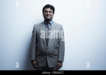 Studio portrait of mid adult male in suit Banque D'Images