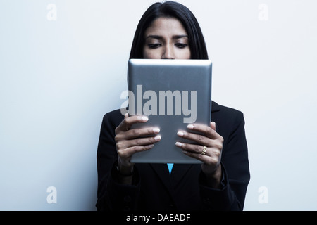 Studio portrait of businesswoman holding digital tablet Banque D'Images