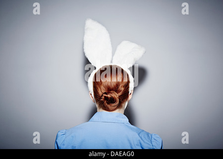 Vue arrière de young woman wearing Bunny Ears Banque D'Images