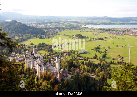 Le château de Neuschwanstein, Forggensee et Füssen en arrière-plan, l'Allemagne, Bavière, Schwangau Banque D'Images