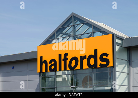 Halfords store sur un parc de vente au détail Banque D'Images