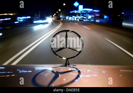 (Dossier) une archive photo montre une Mercedes roulant à travers un tunnel à Aalen, Allemagne. Daimler AG discutera de son chiffres d'affaires de l'année précédente au cours d'une conférence de presse le 09 février 2012. Photo : JAN-PHILIPP STROBEL Banque D'Images