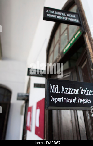 Un signe en face d'une classe pour un professeur de physique à l'Université de Dhaka au Bangladesh Banque D'Images