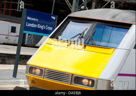 Close up de panneau de bienvenue et tgv à la gare de Kings Cross, Londres, Angleterre. Banque D'Images