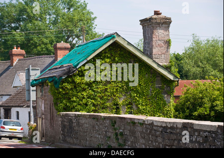 Maison à l'abandon sans frais sur le pont sur la rivière Wye dans village rural de Boughrood Powys Pays de Galles UK Banque D'Images