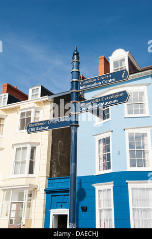 Panneau bilingue anglais gallois sur le front de mer Aberystwyth, pays de Galles. Banque D'Images