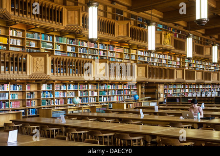 L'intérieurapt montrant de grandes étagères avec des collections de livres à la bibliothèque de l'université de Leuven / Louvain, Belgique Banque D'Images