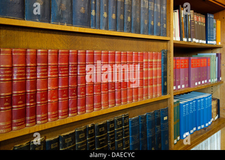 L'intérieurapt montrant de grandes étagères avec des collections de livres à la bibliothèque de l'université de Leuven / Louvain, Belgique Banque D'Images