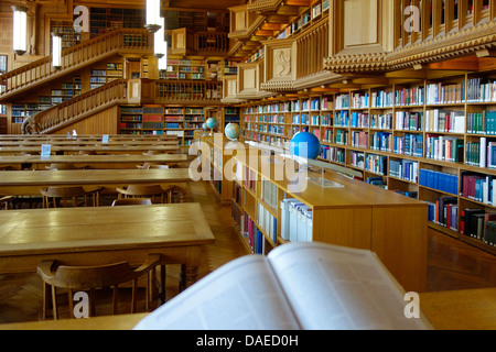 L'intérieurapt montrant de grandes étagères avec des collections de livres à la bibliothèque de l'université de Leuven / Louvain, Belgique Banque D'Images