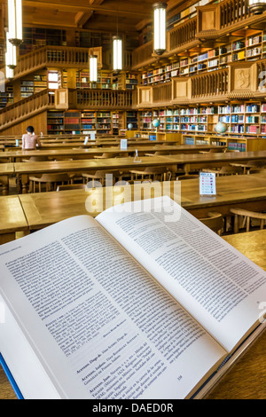 L'intérieurapt montrant de grandes étagères avec des collections de livres à la bibliothèque de l'université de Leuven / Louvain, Belgique Banque D'Images